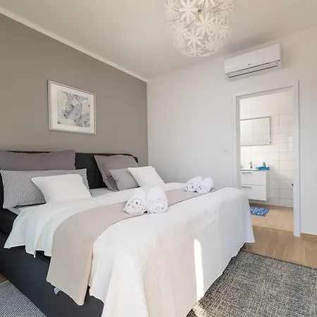 Lakeside Elegance 5 Bdr *