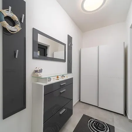 Lakeside Elegance 5 Bdr