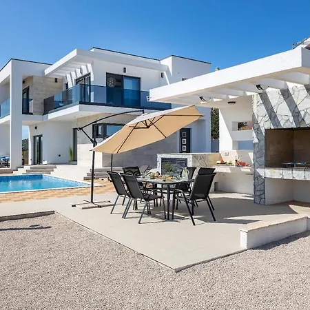Lakeside Elegance 5 Bdr Apartment Balatonbereny