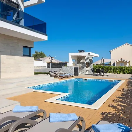 Lakeside Elegance 5 Bdr