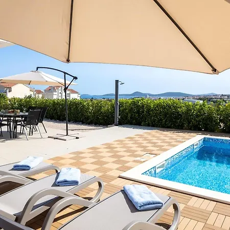Lakeside Elegance 5 Bdr Balatonbereny