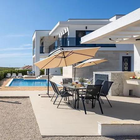 Lakeside Elegance 5 Bdr Daire